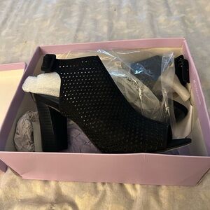Steve Madden NWT Black Perforated Heels